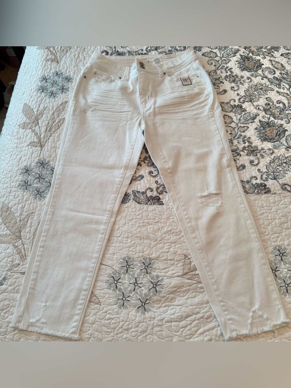 Time and tru mid rise white jean size 10